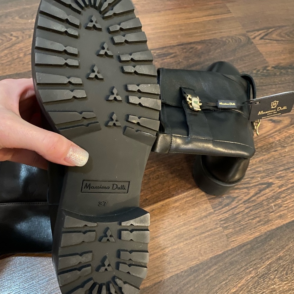 Massimo dutti boots,it says size 37 but it fits 36 narrow feet, not the regular.